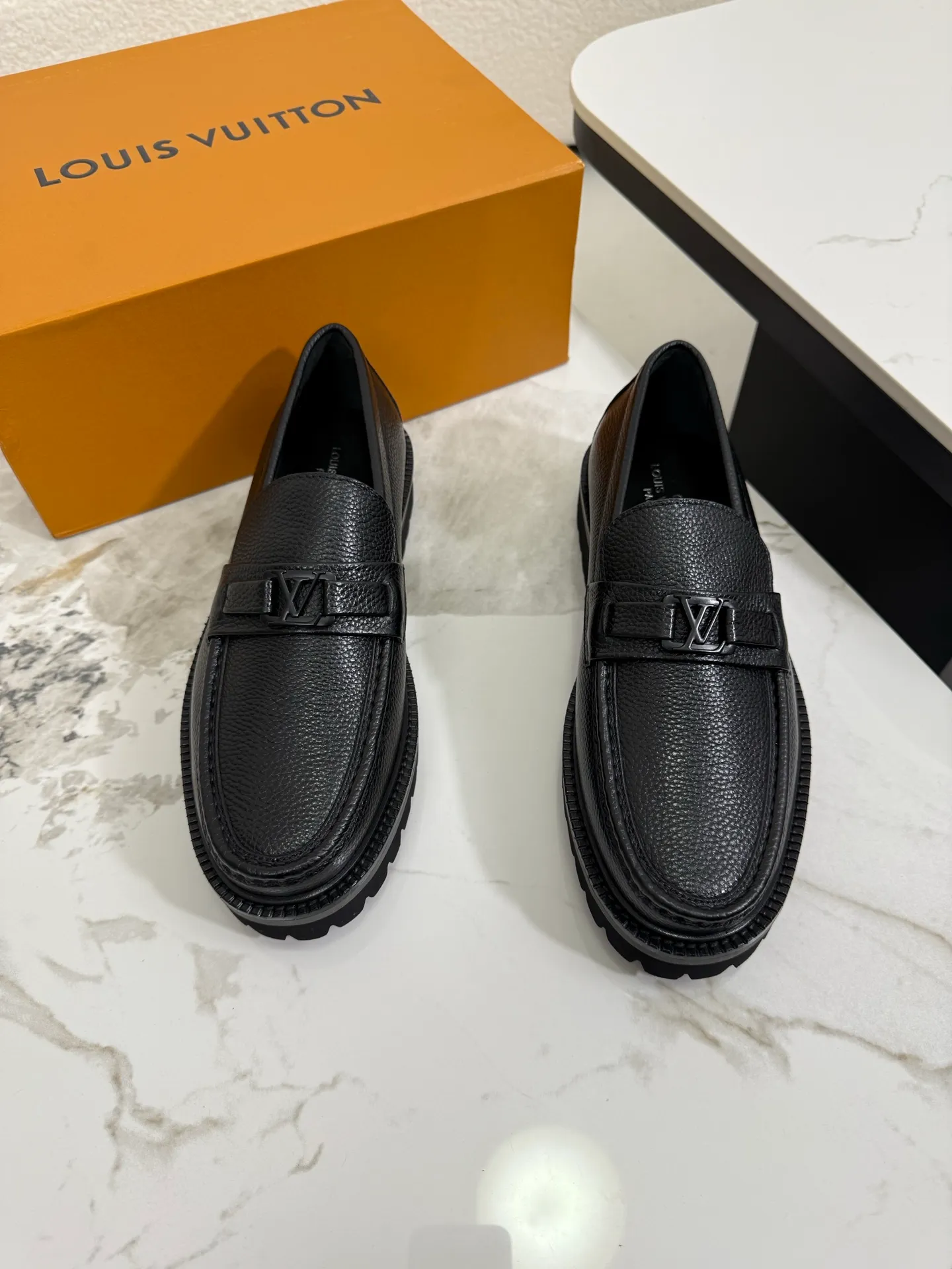 [L Family] Top P: 800💰 ▪️Size: 39-44 (38.45 custom-made) The top male god leather shoes Lv series are sold at the same time with original factory configuration, original cowhide fabric imported from Italy, soft and comfortable, imported water-dyed cow lining, soles: original ultra-light French foam outsole super comfortable, original factory with single goods 🔍🔍high quality, can be entered and exited at will, welcome to compare and synchronize.